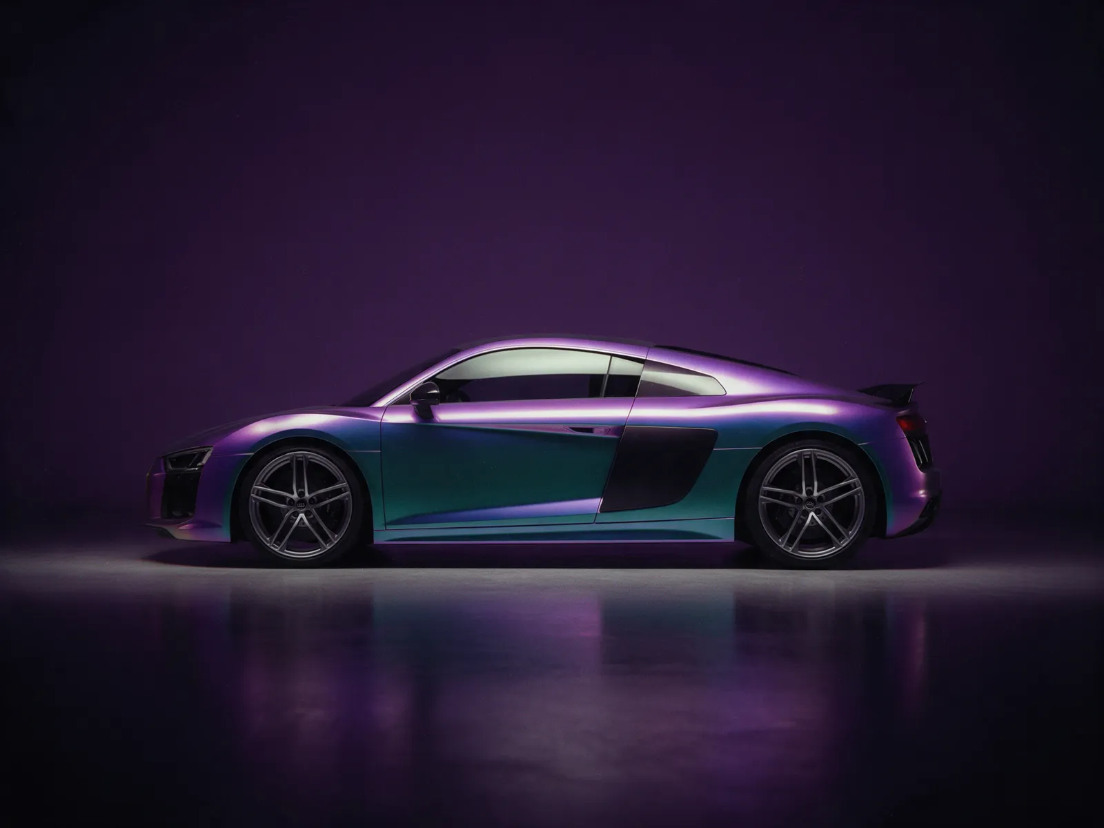 Audi R8 con vinil holográfico aurora